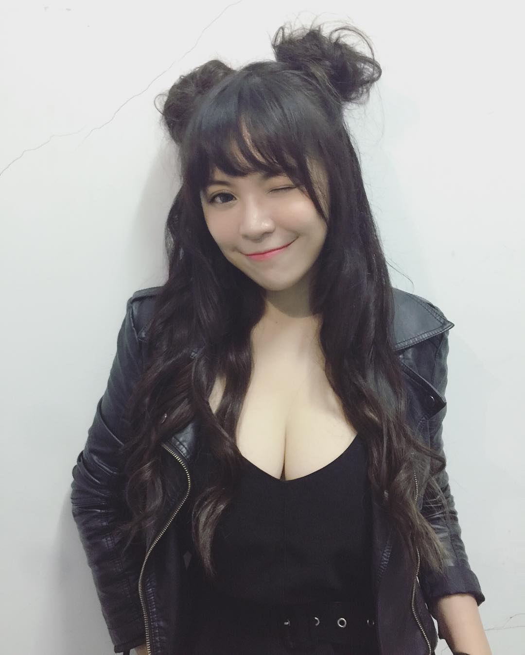 开水小姐- 大眼正妹歌手撑爆吊带