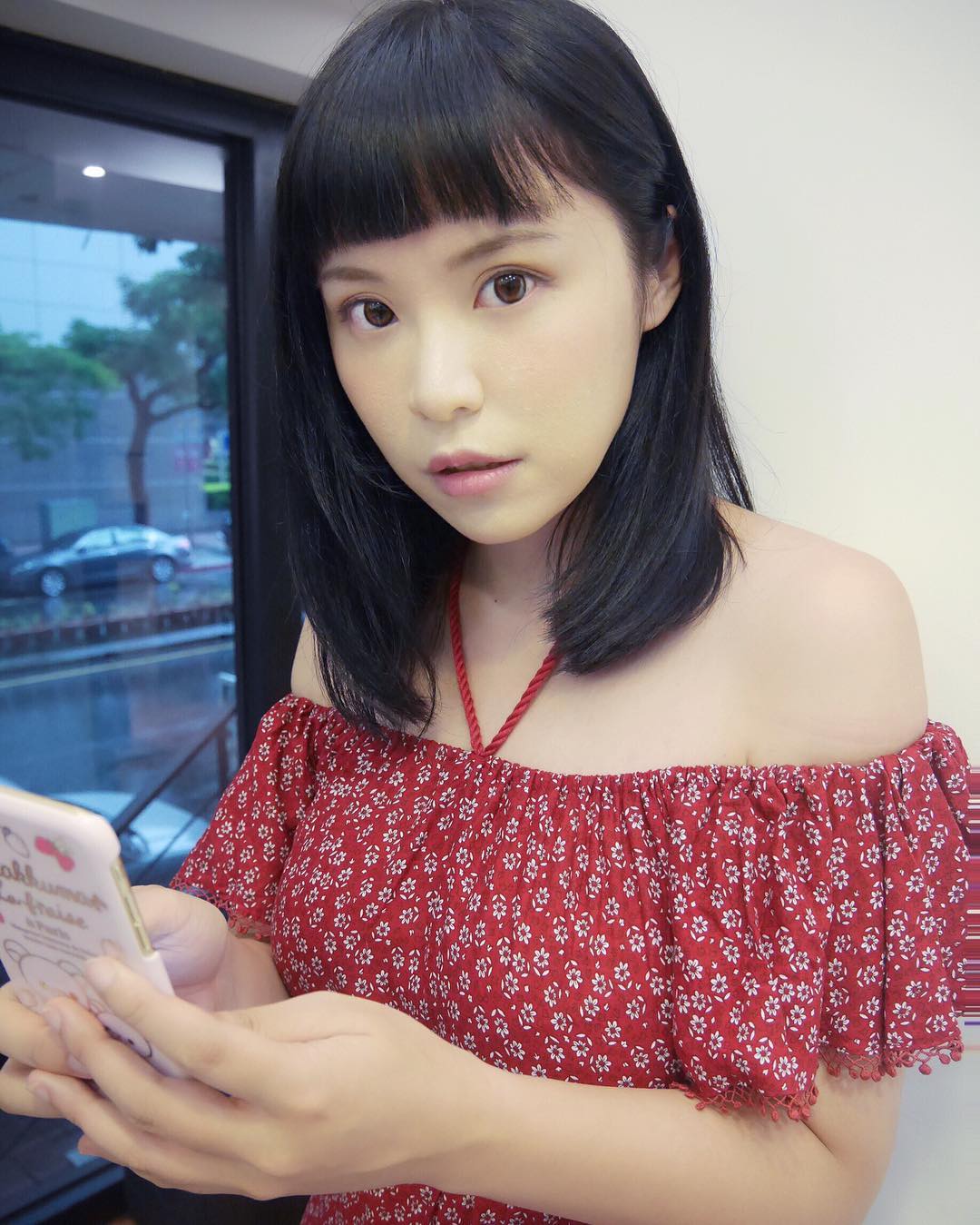 开水小姐- 大眼正妹歌手撑爆吊带