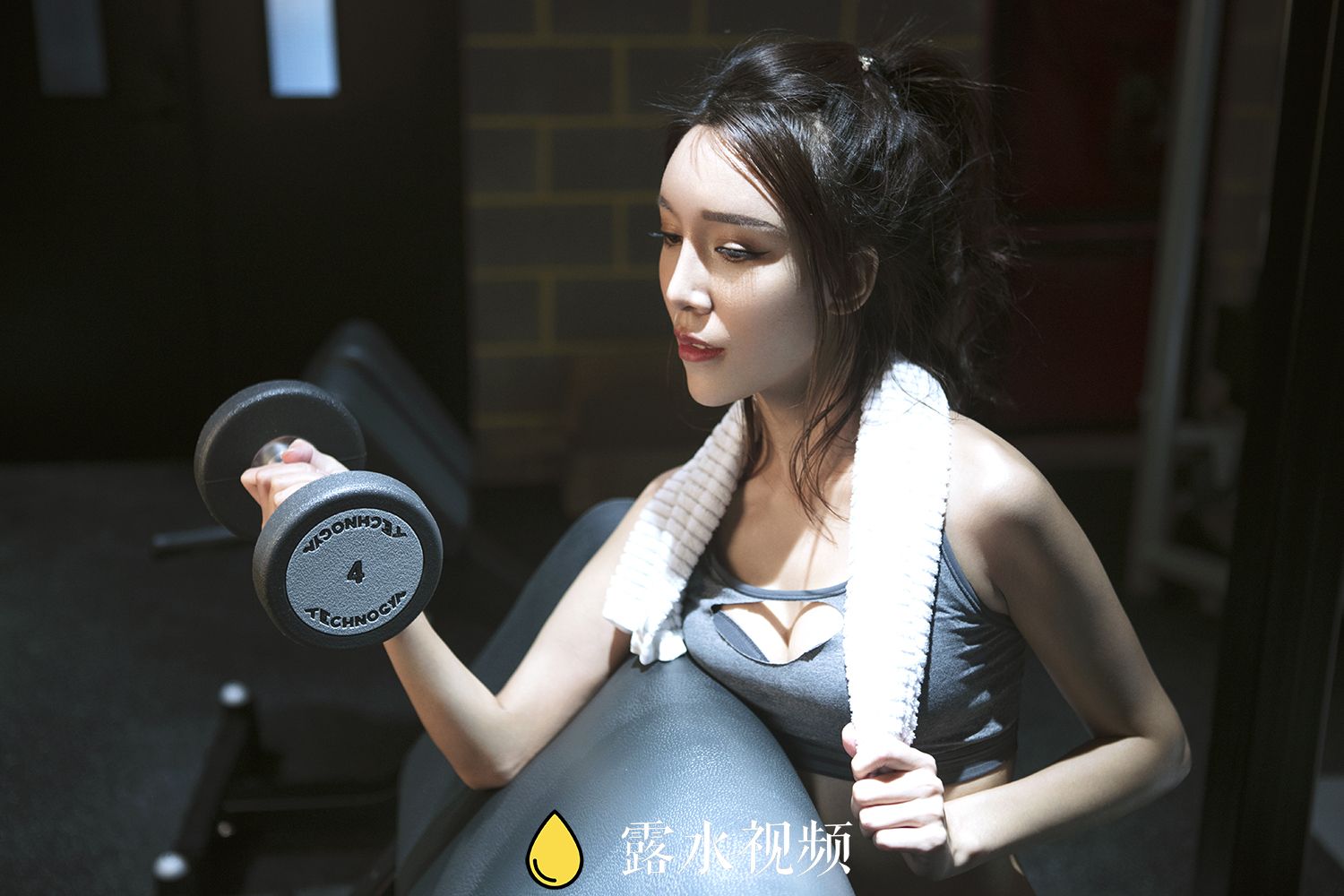 Maria- [露水TV]高清写真图 香汗淋淋
