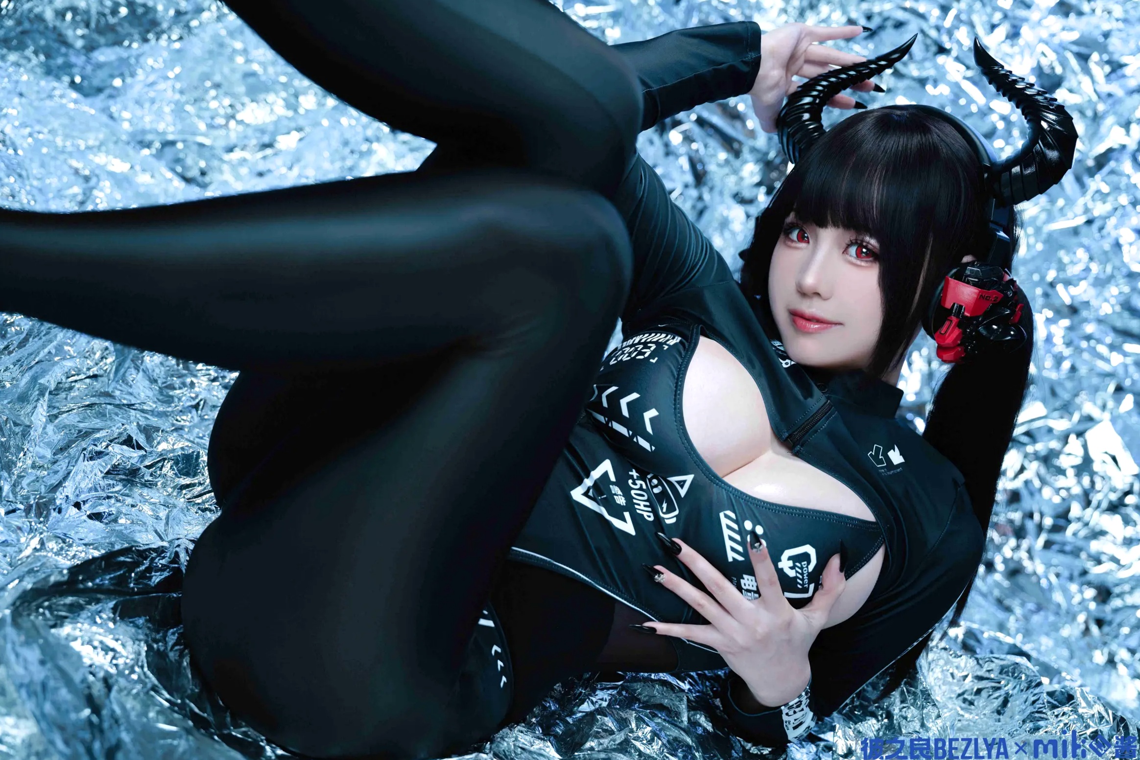 miko酱ww - 机械姬：赛博朋克风机甲少女私房写真，科幻冷艳造型，黑白双姝极致诱惑[25P]