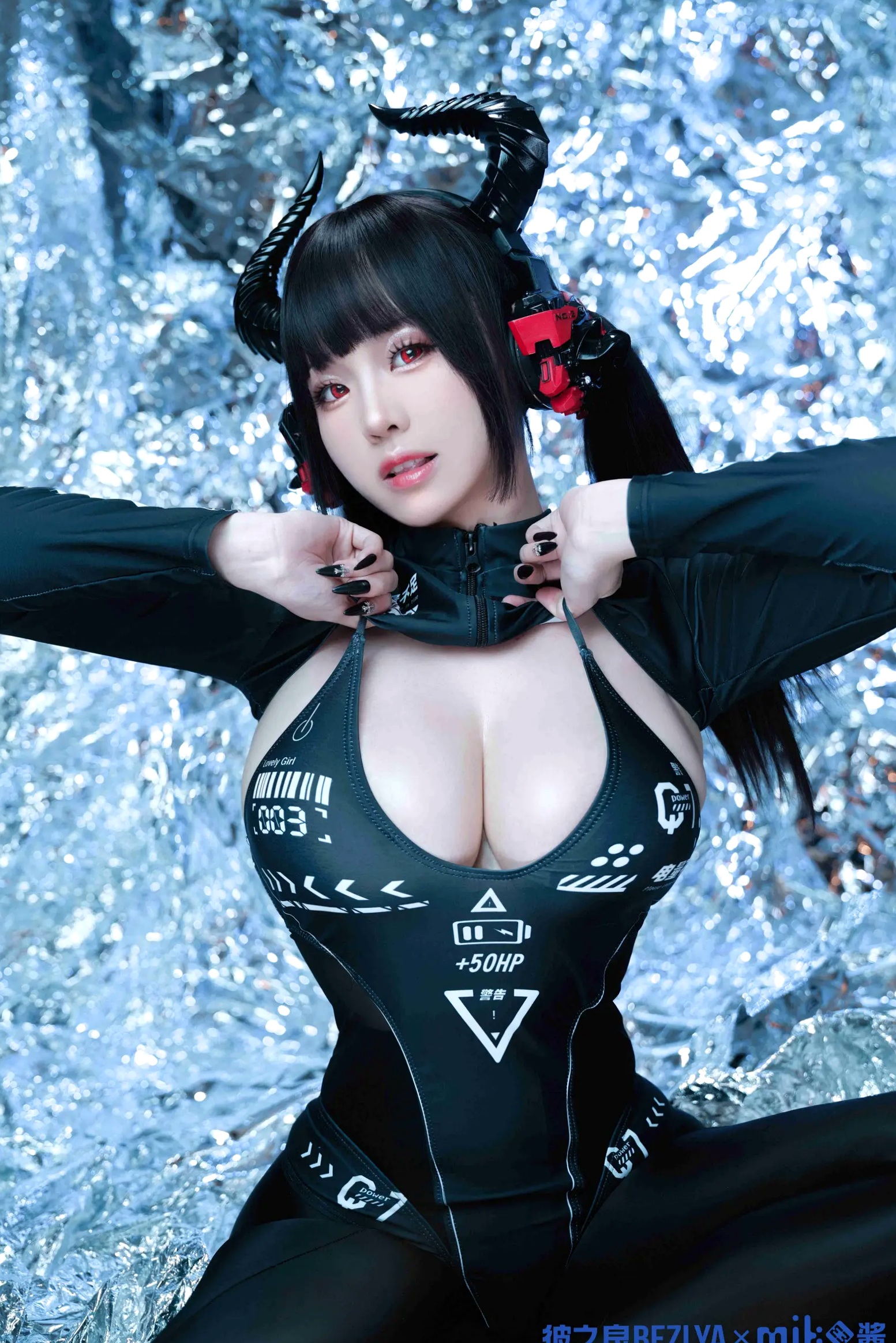 miko酱ww - 机械姬：赛博朋克风机甲少女私房写真，科幻冷艳造型，黑白双姝极致诱惑[25P]