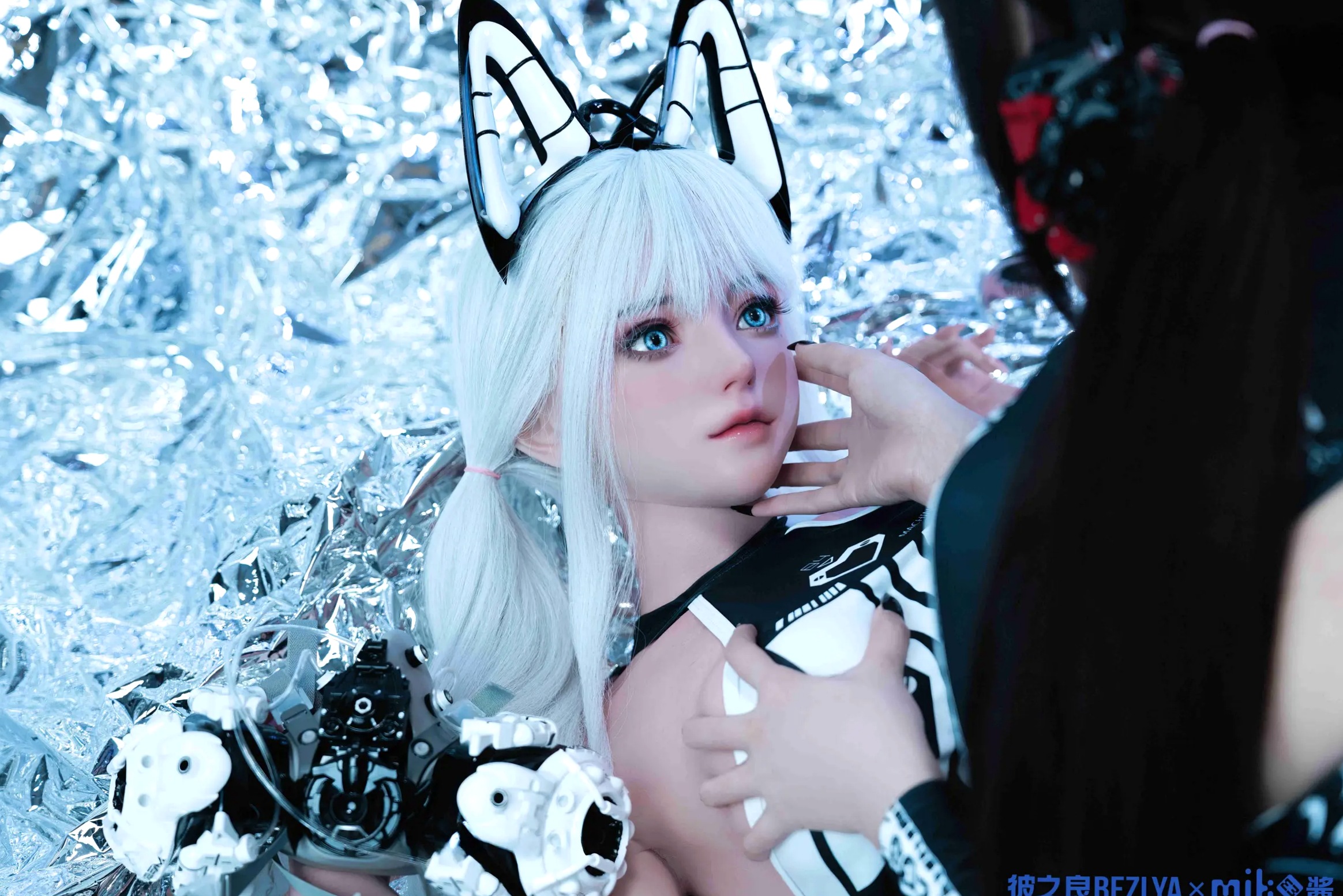 miko酱ww - 机械姬：赛博朋克风机甲少女私房写真，科幻冷艳造型，黑白双姝极致诱惑[25P]