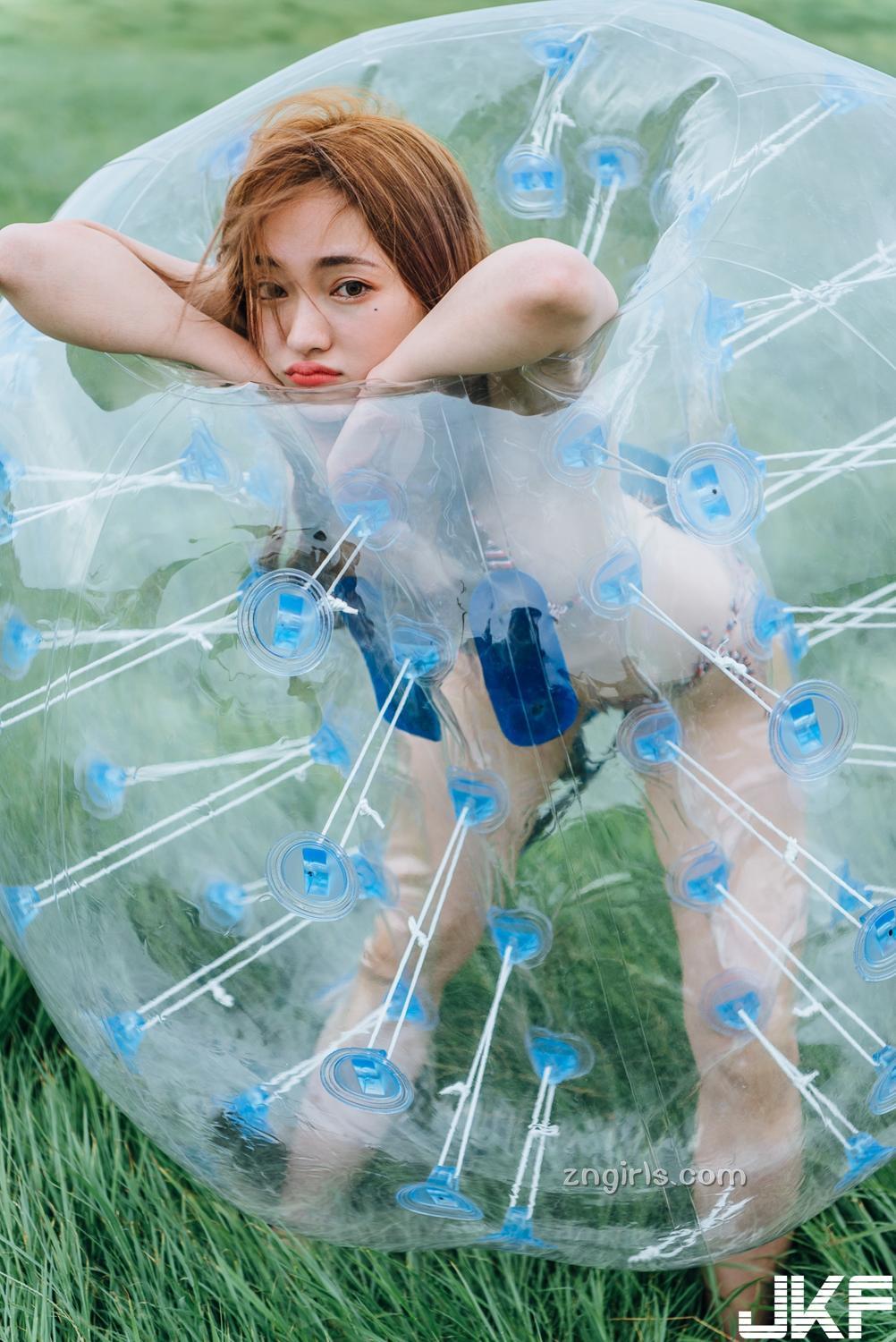 摄影师尼古洛镜下两个「欧派正妹」草原上的性感双十！