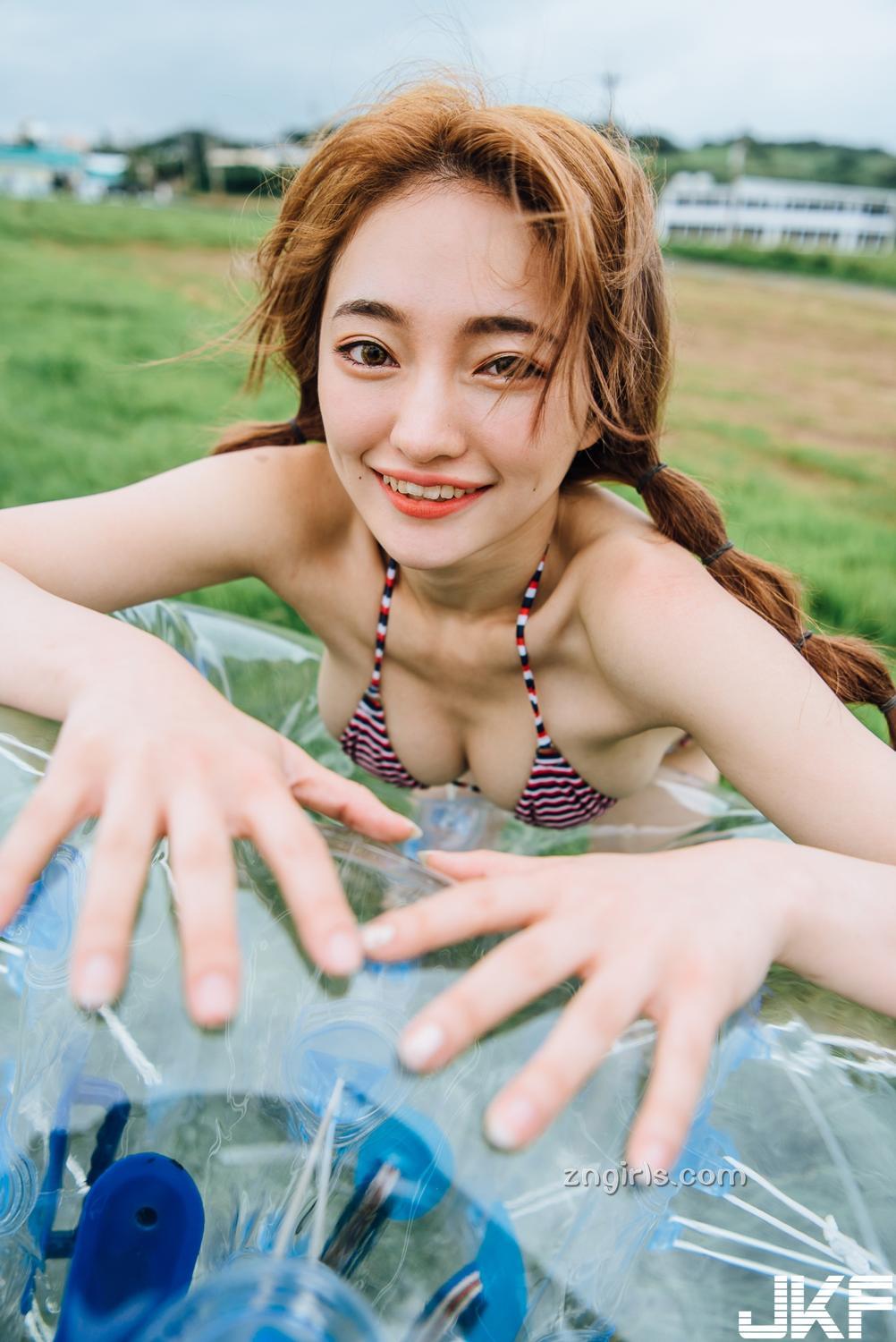 摄影师尼古洛镜下两个「欧派正妹」草原上的性感双十！