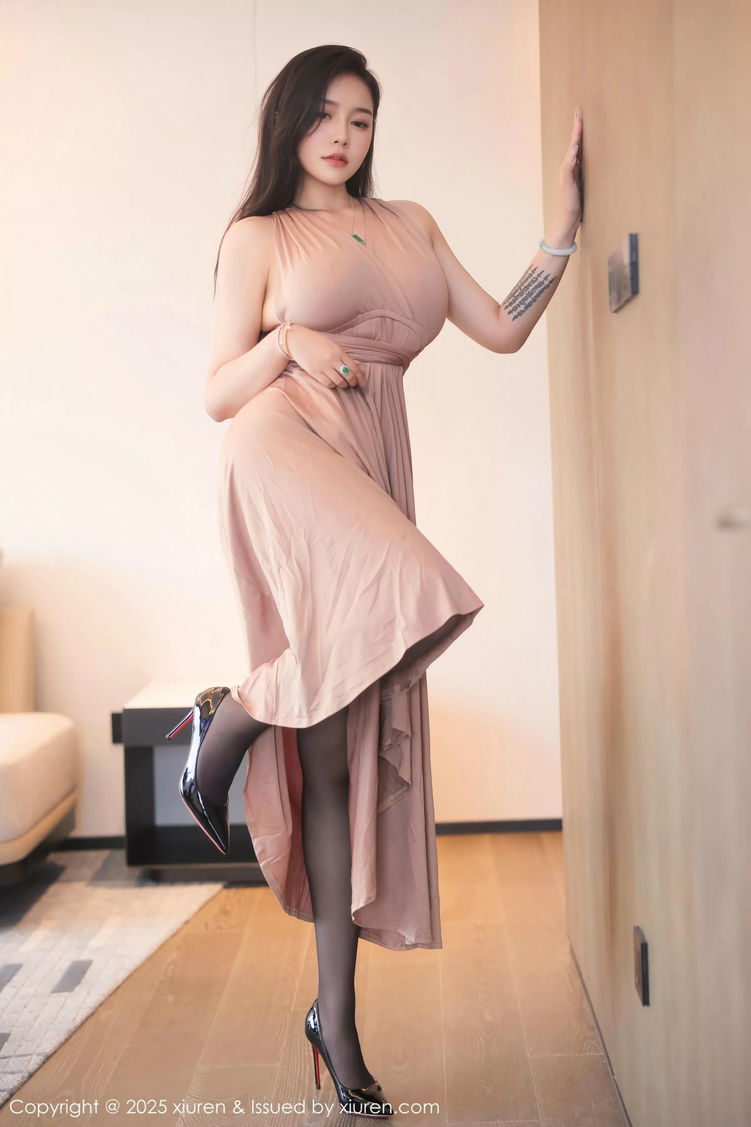 [XiuRen]高清写真图 2025.06.19 No.10432 娜比 灰色长裙
