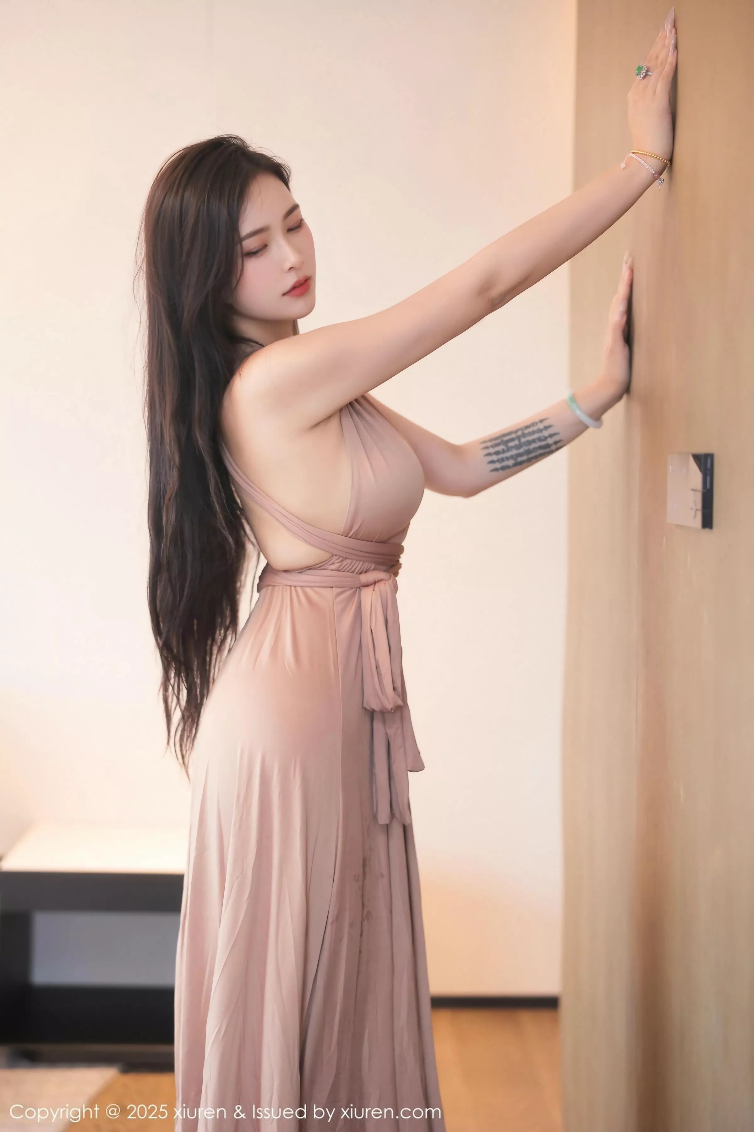 [XiuRen]高清写真图 2025.06.19 No.10432 娜比 灰色长裙