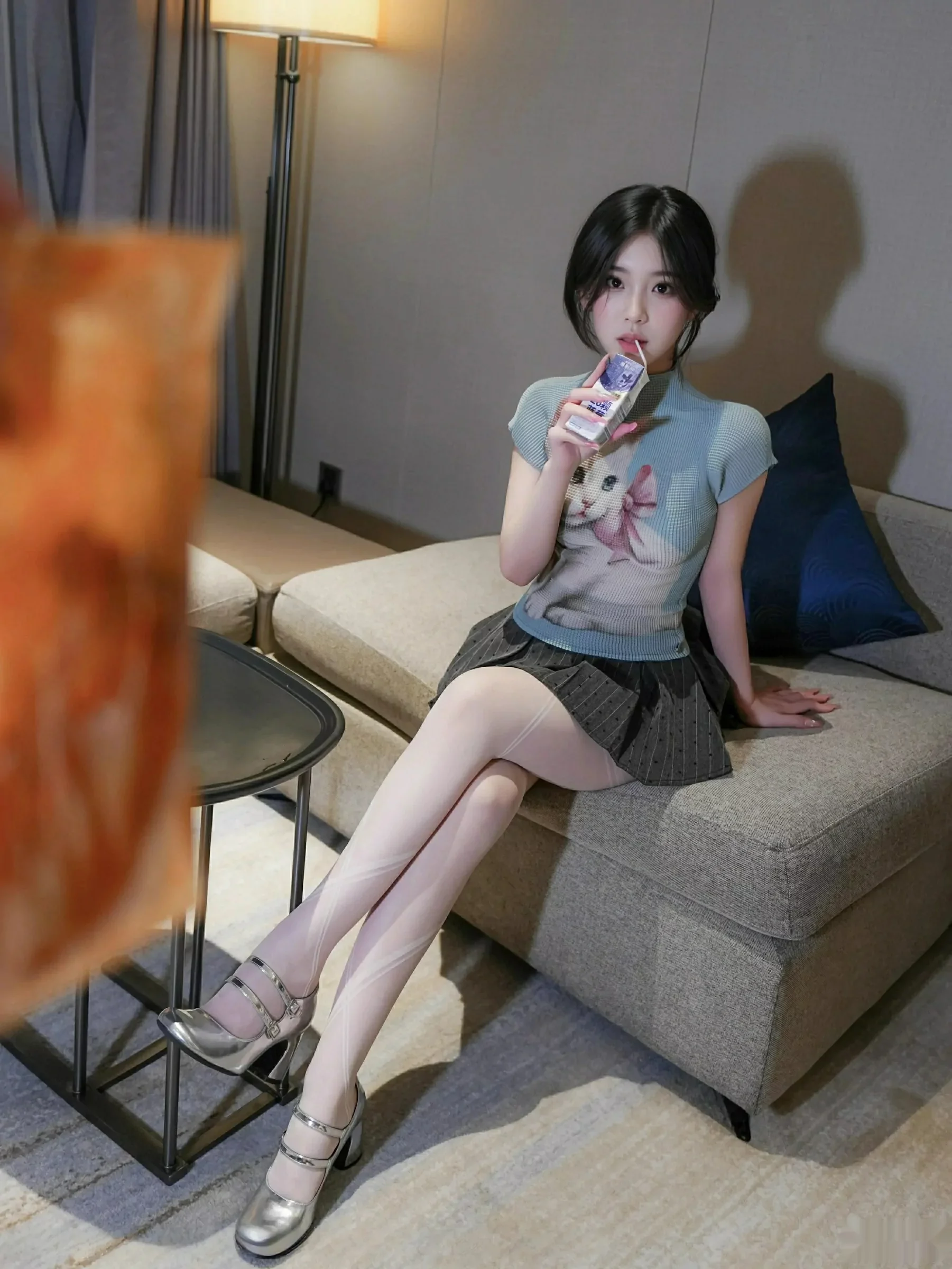 [XiuRen]高清写真图 2025.09.30 No.10830 汁汁 灰色短裙