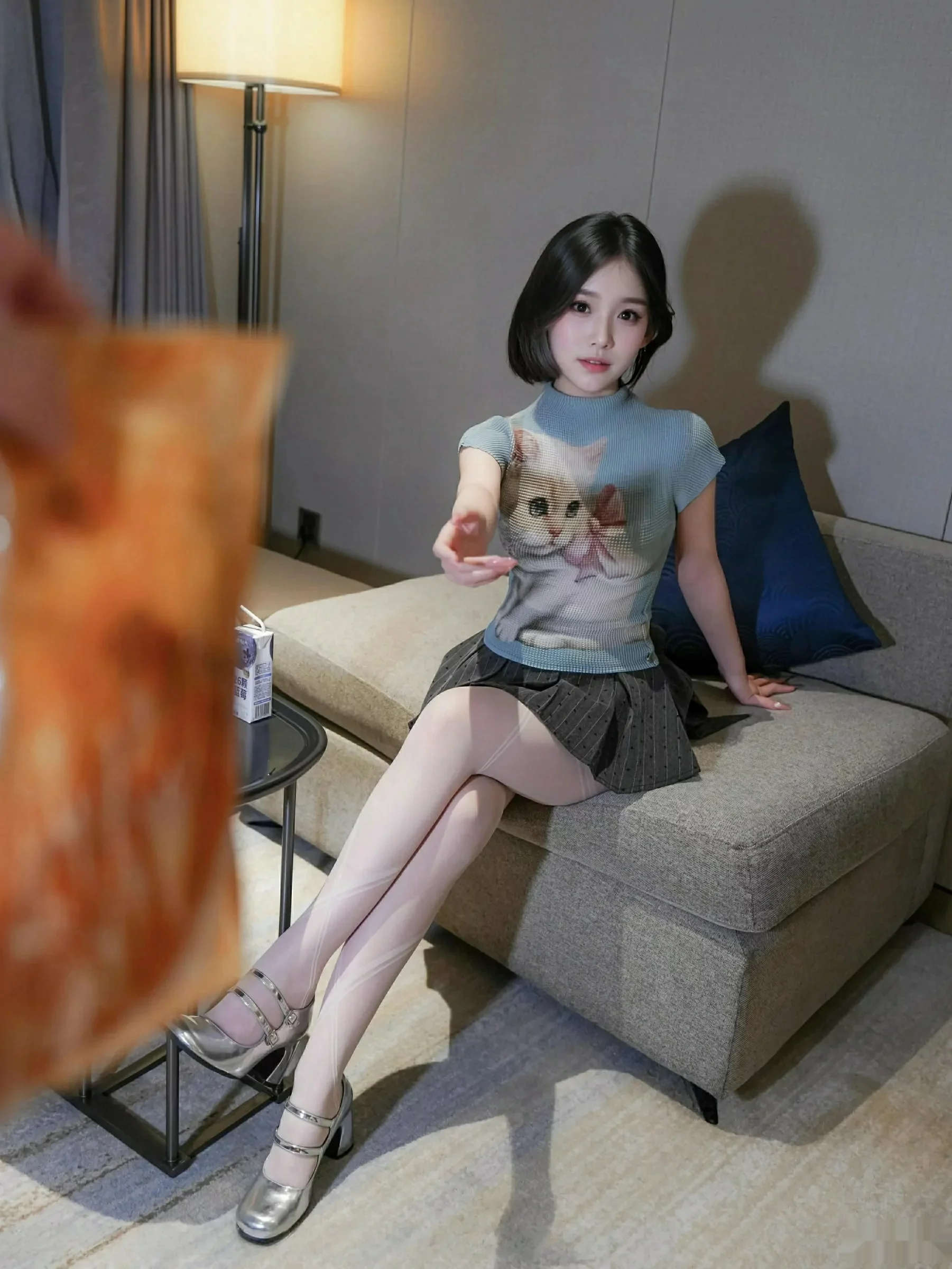 [XiuRen]高清写真图 2025.09.30 No.10830 汁汁 灰色短裙
