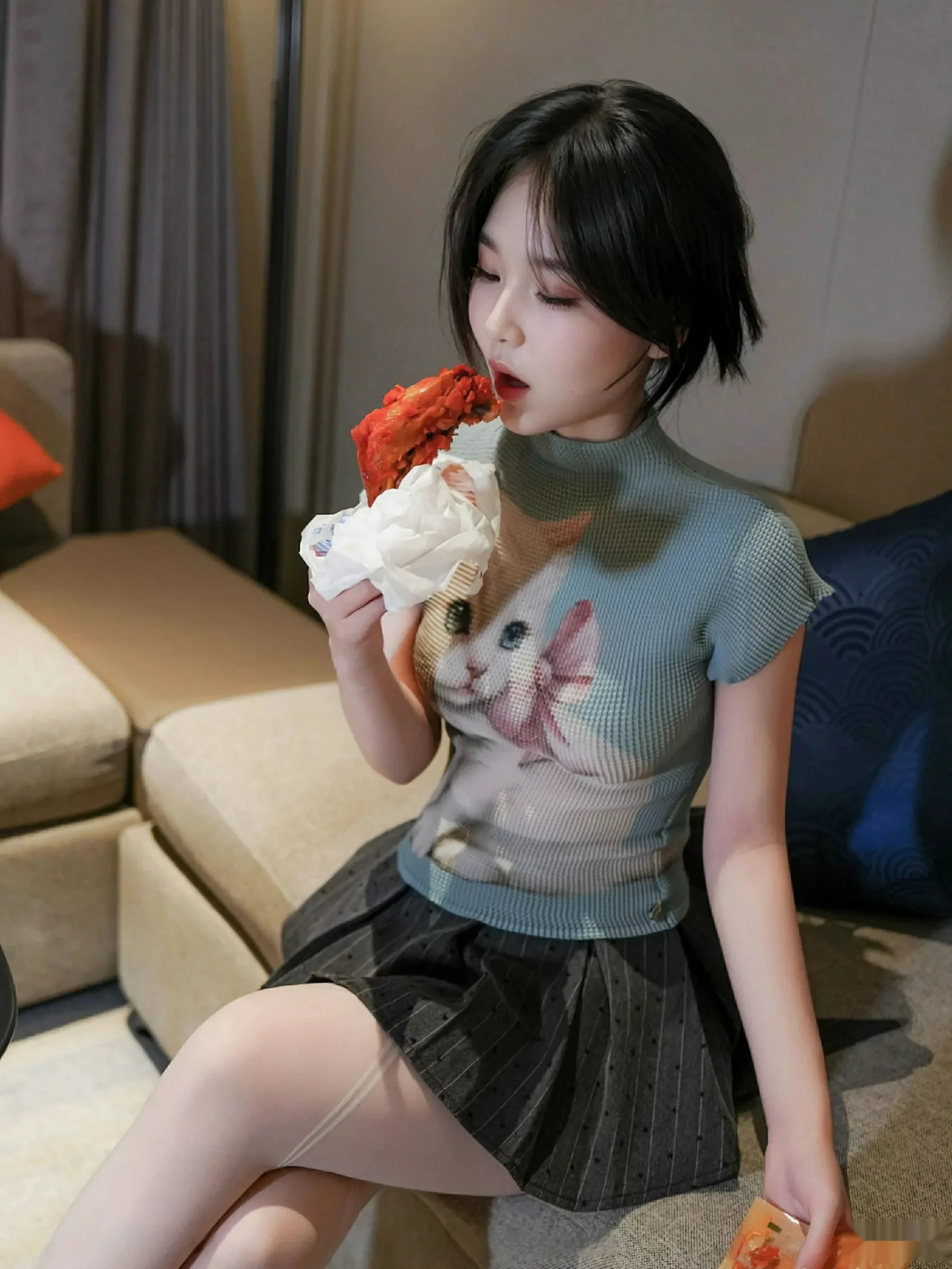 [XiuRen]高清写真图 2025.09.30 No.10830 汁汁 灰色短裙