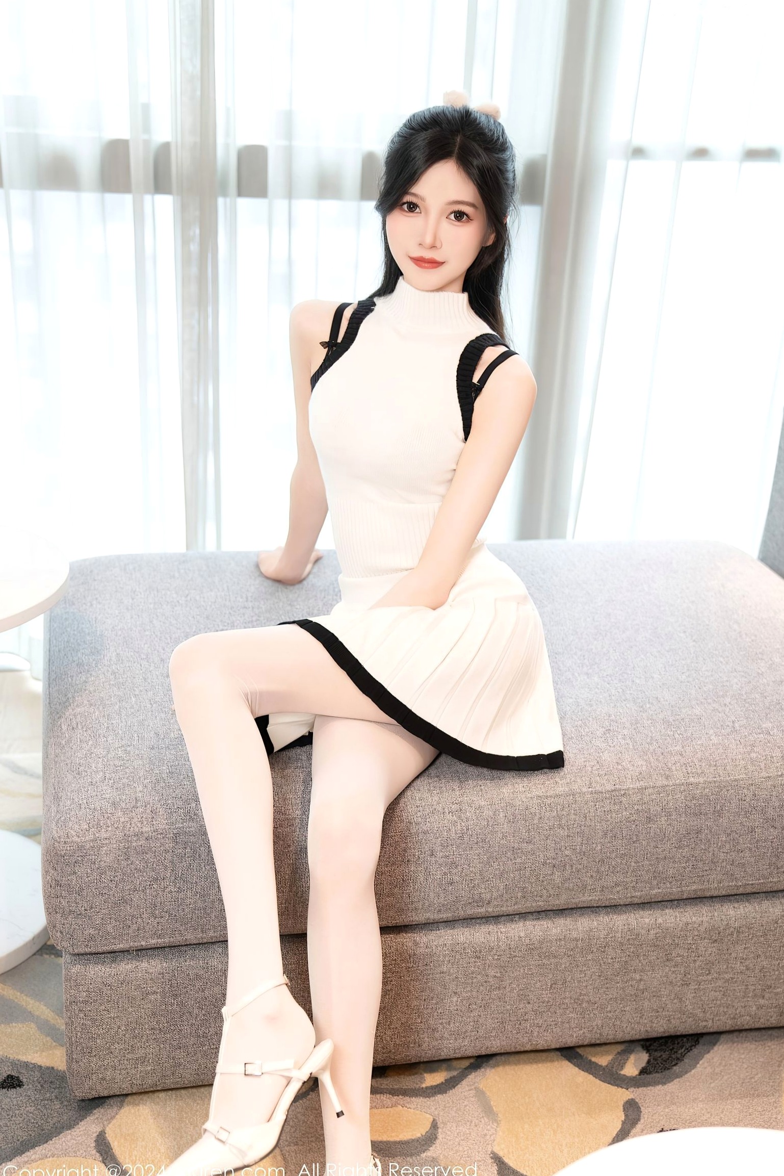[秀人网] 8544-程程程：白色连衣短裙与黑色内衣的碰撞，白丝长腿居家写真，性感诱惑风格大赏