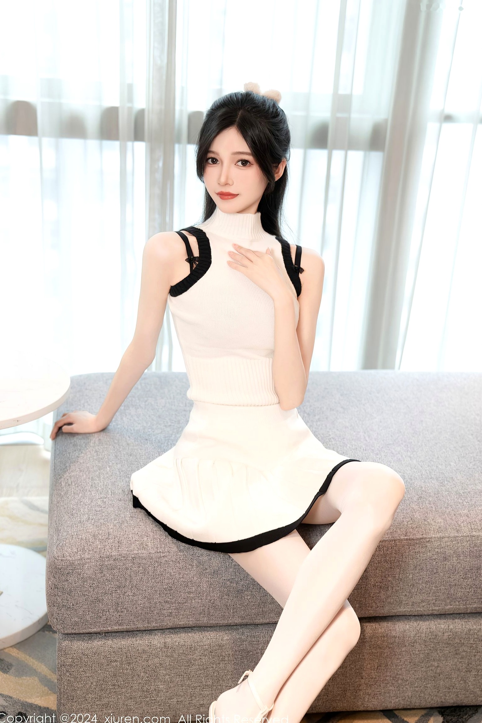 [秀人网] 8544-程程程：白色连衣短裙与黑色内衣的碰撞，白丝长腿居家写真，性感诱惑风格大赏
