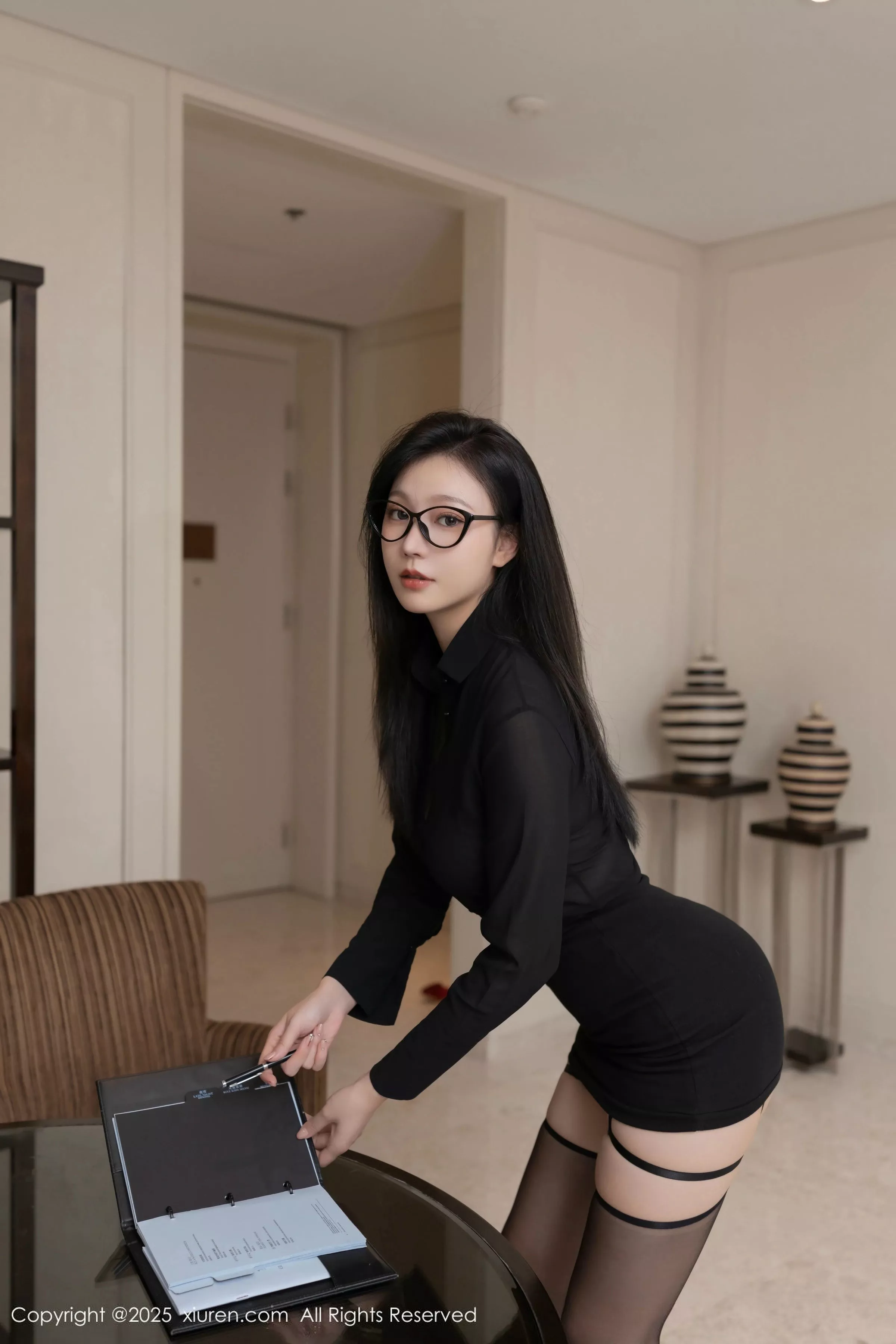 [XiuRen]高清写真图 2025.03.11 No.9999 安然anran 美腿黑丝