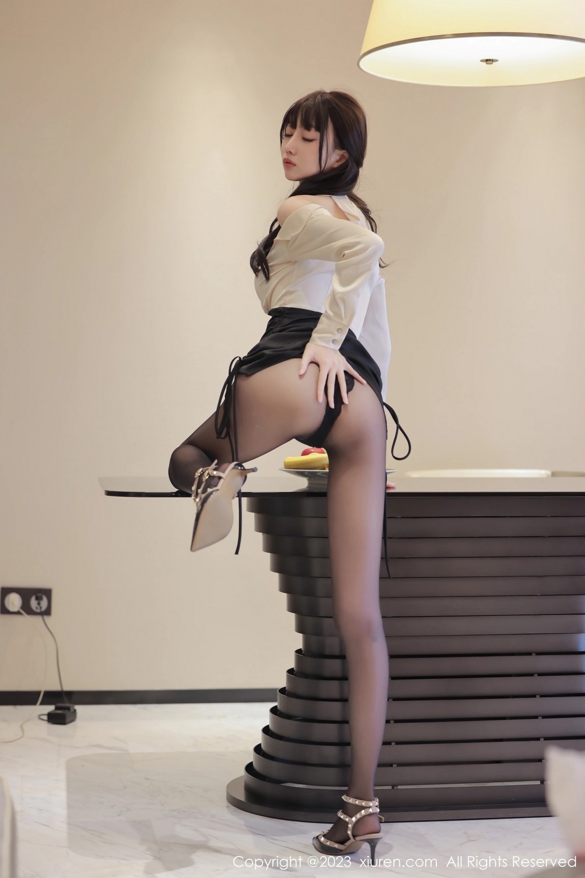 [XiuRen]高清写真图 2023.06.16 No.6929 玥儿玥er 黑丝美腿