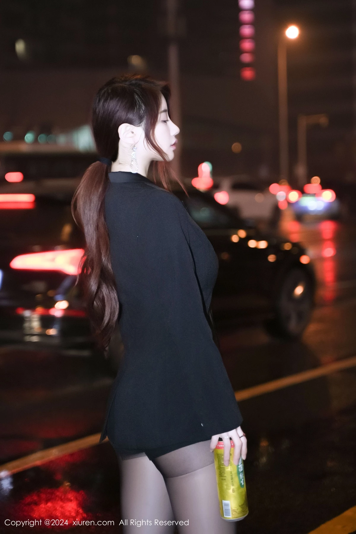 [XiuRen]高清写真图 2024.03.08 No.8199 美七 Mia 黑丝美腿