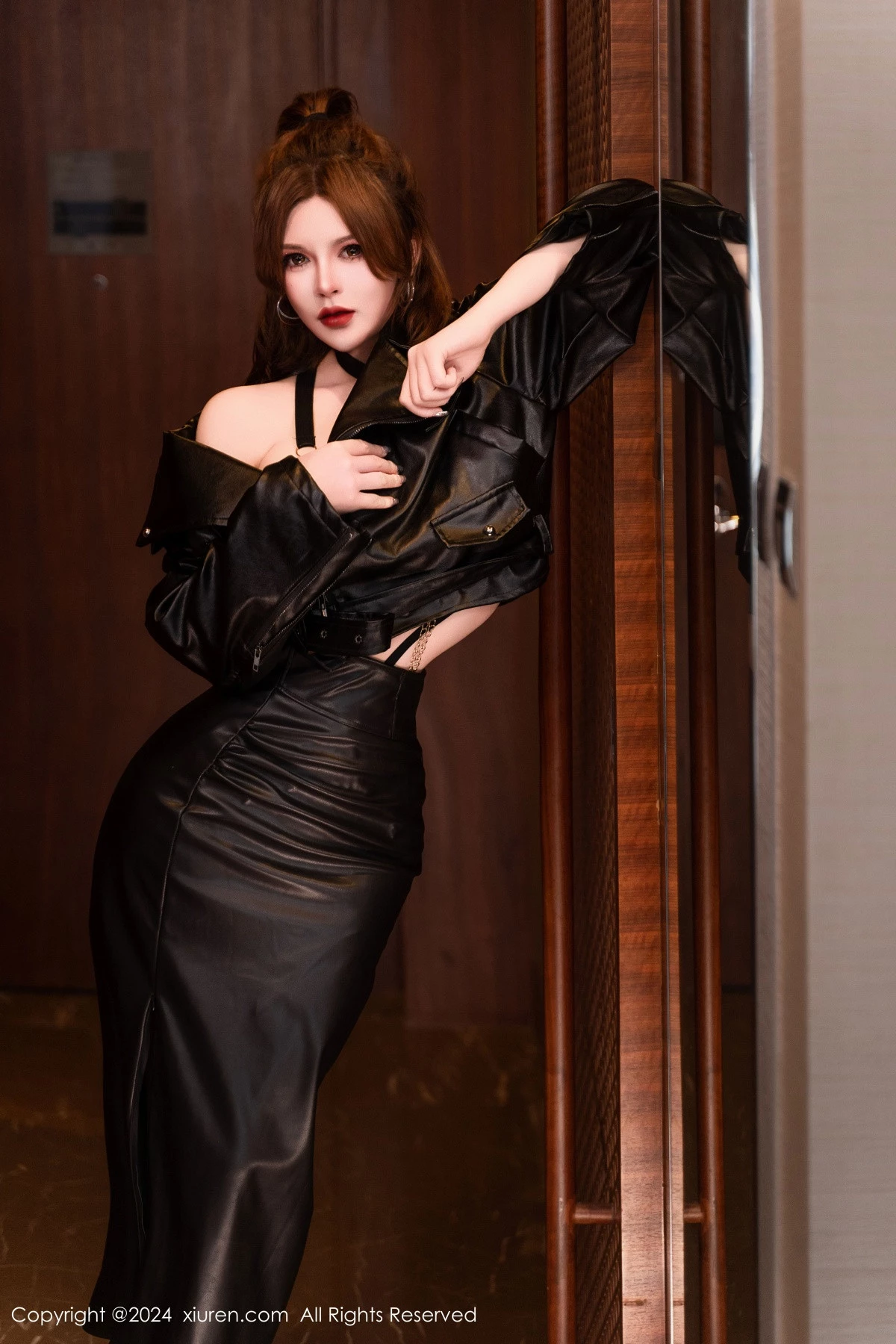 [XiuRen]高清写真图 2024.03.28 No.8305 伊丽莎有点白 美腿性感