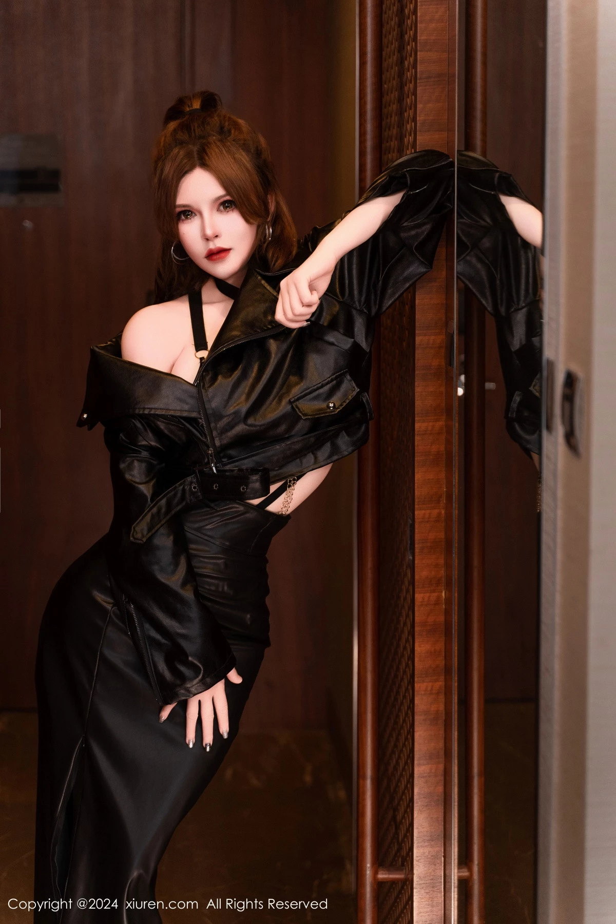 [XiuRen]高清写真图 2024.03.28 No.8305 伊丽莎有点白 美腿性感