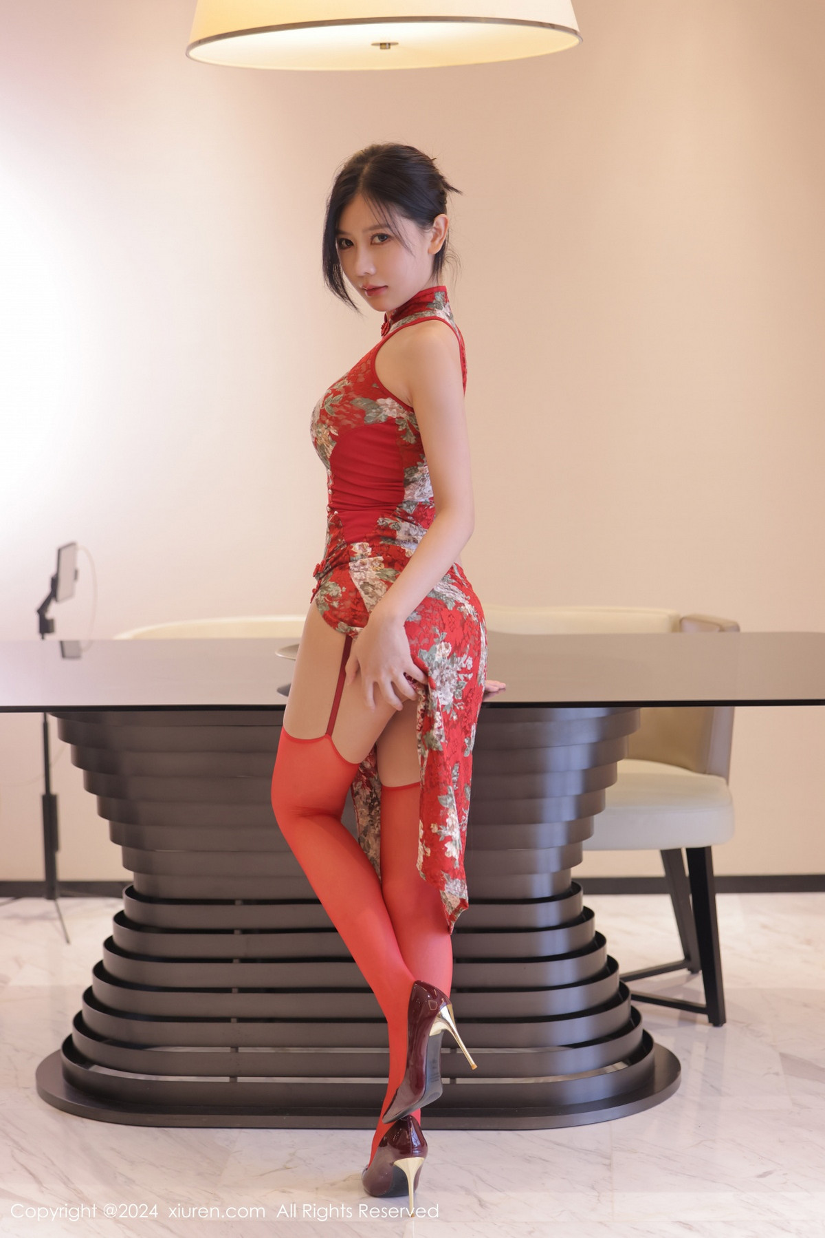 [XiuRen]高清写真图 2024.07.17 No.8871 尹甜甜 丝袜美腿
