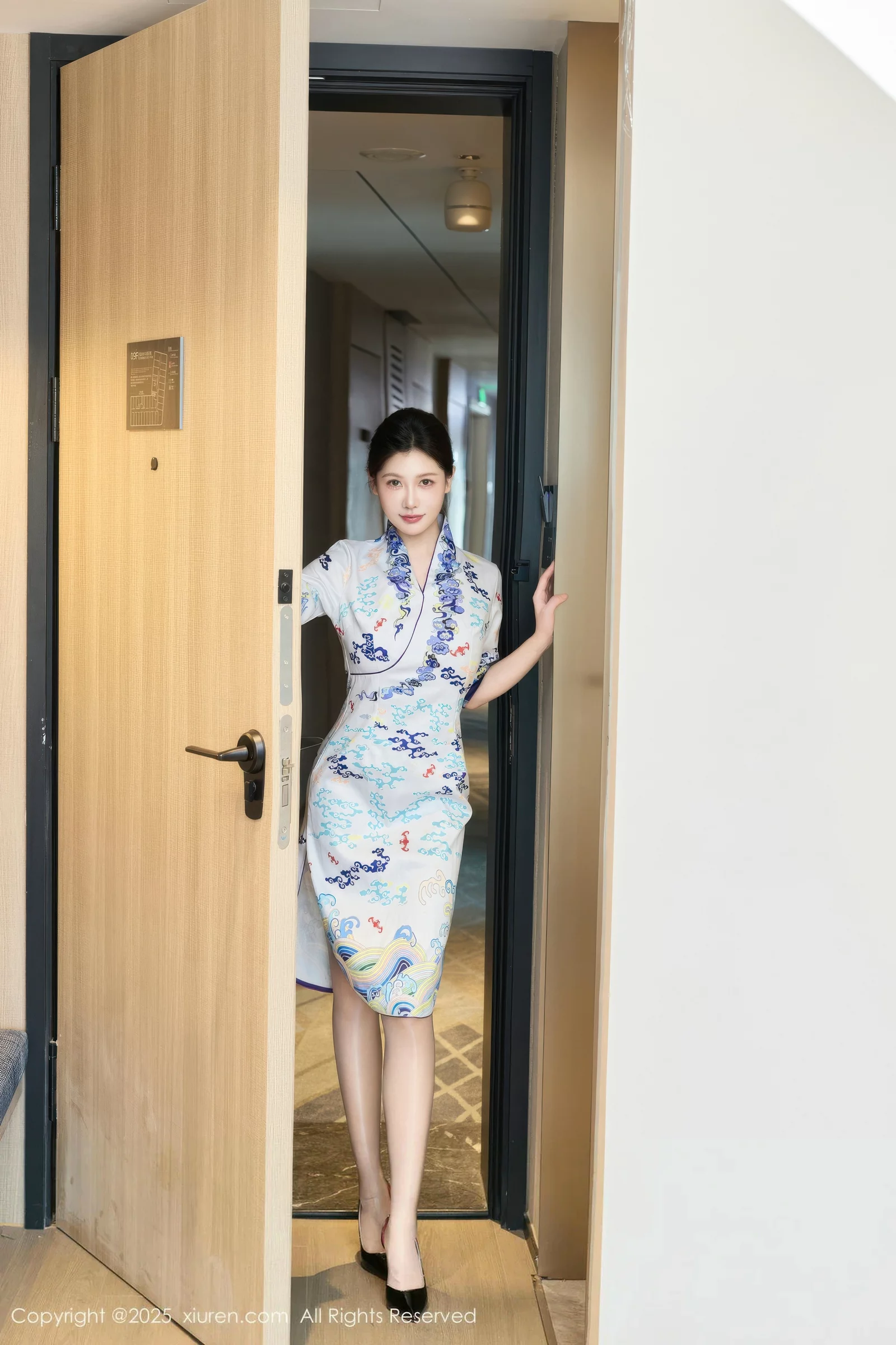 [XiuRen]高清写真图 2025.08.15 No.10654 尹甜甜 空姐制服