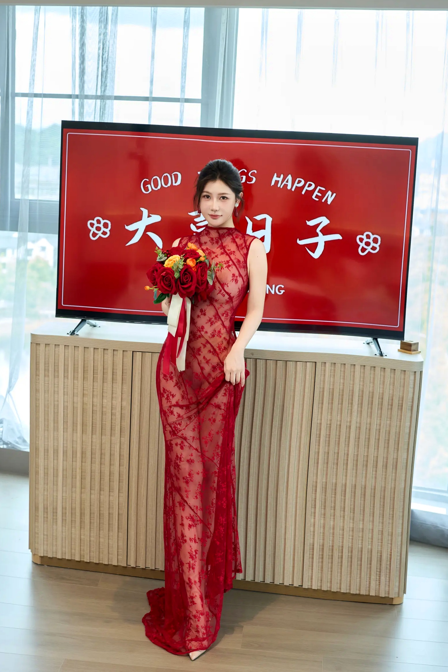 尹甜甜出嫁：红色透视蕾丝长裙婚房私房写真 [85P]
