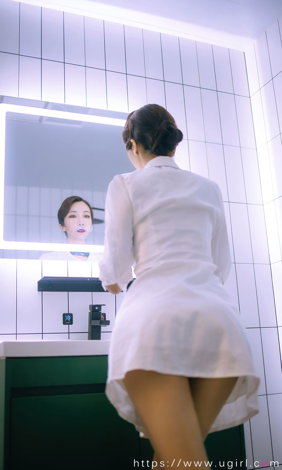长腿妍嫣复古情调 昏黄光线优雅情人