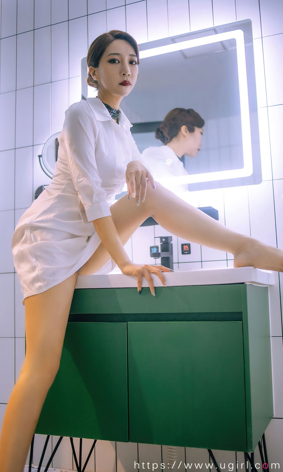 长腿妍嫣复古情调 昏黄光线优雅情人