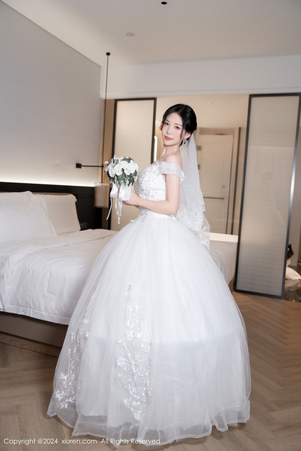 [XiuRen]高清写真图 2024.08.09 No.8998 利世 丝袜美腿