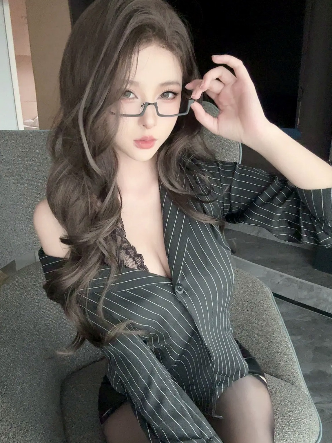 《清水由乃 老板午休室：制服诱惑，职场OL黑丝短裙，御姐眼镜杀，尽显极品美腿[58P]》