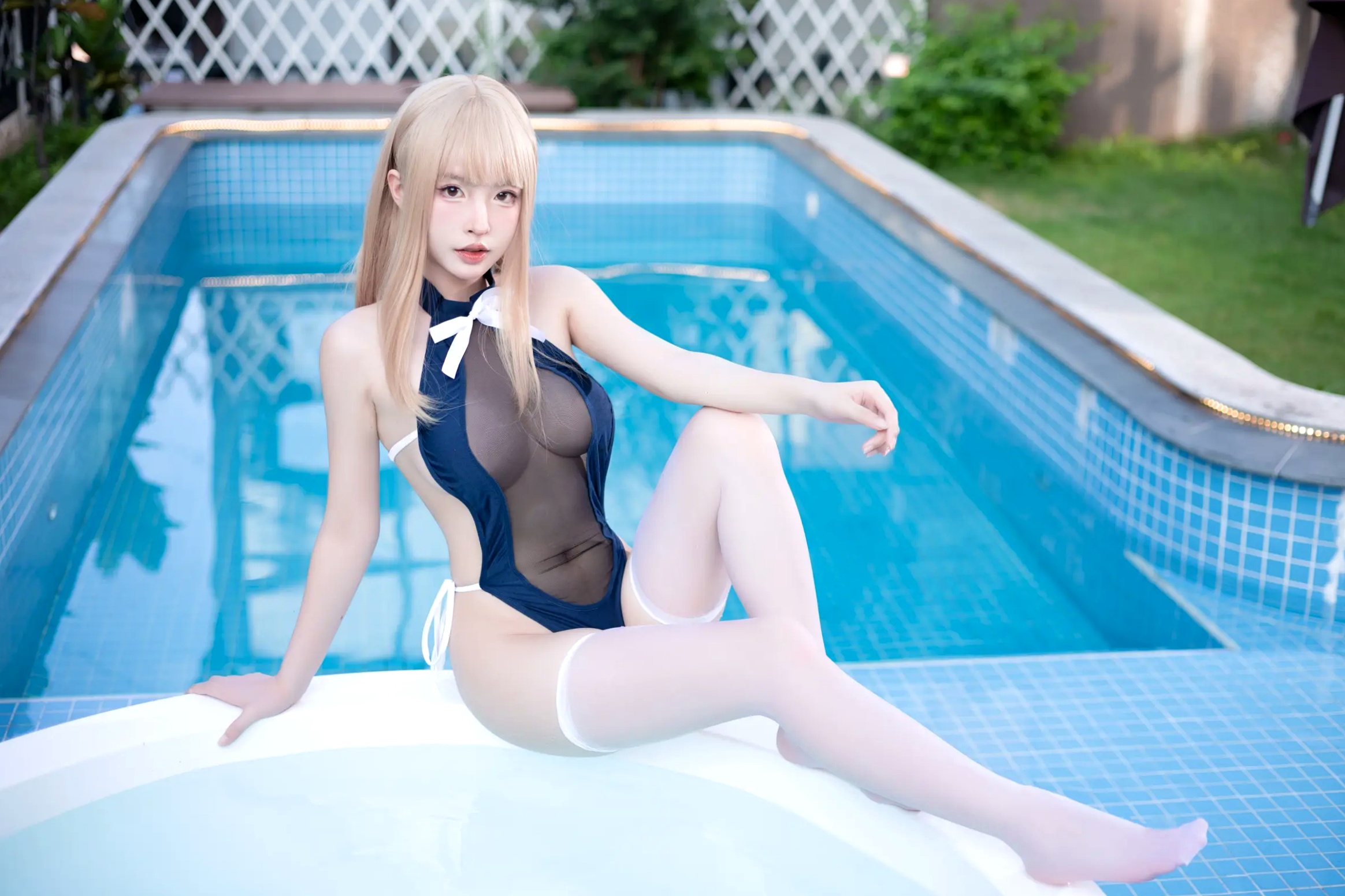 清水由乃 - 蓝色夏日 泳池私房金发美女连体泳衣搭配过膝长筒袜 [29P]