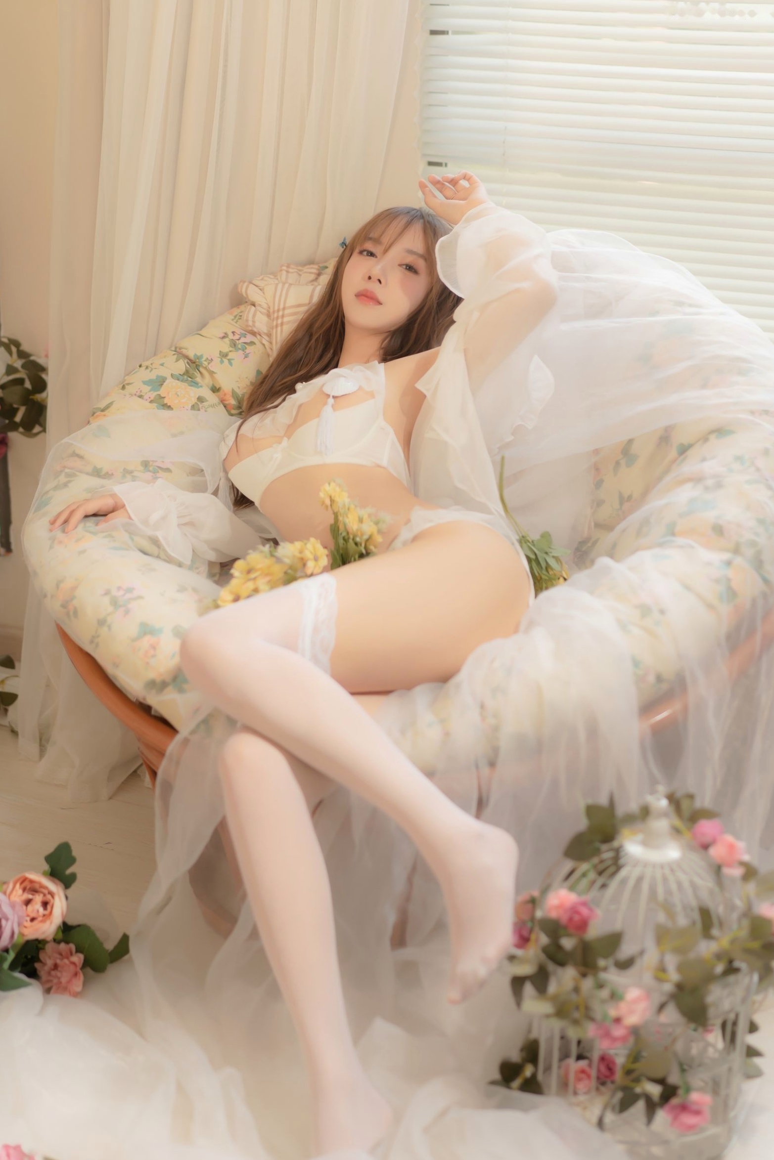 过期米线线喵-坠落天使，纯白蕾丝内衣羽翼梦幻私房照，展现极致清纯诱惑与绝美身姿