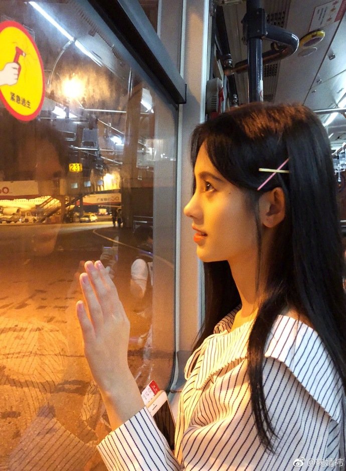 鞠婧祎晒照五官精致 造型百变似娃娃