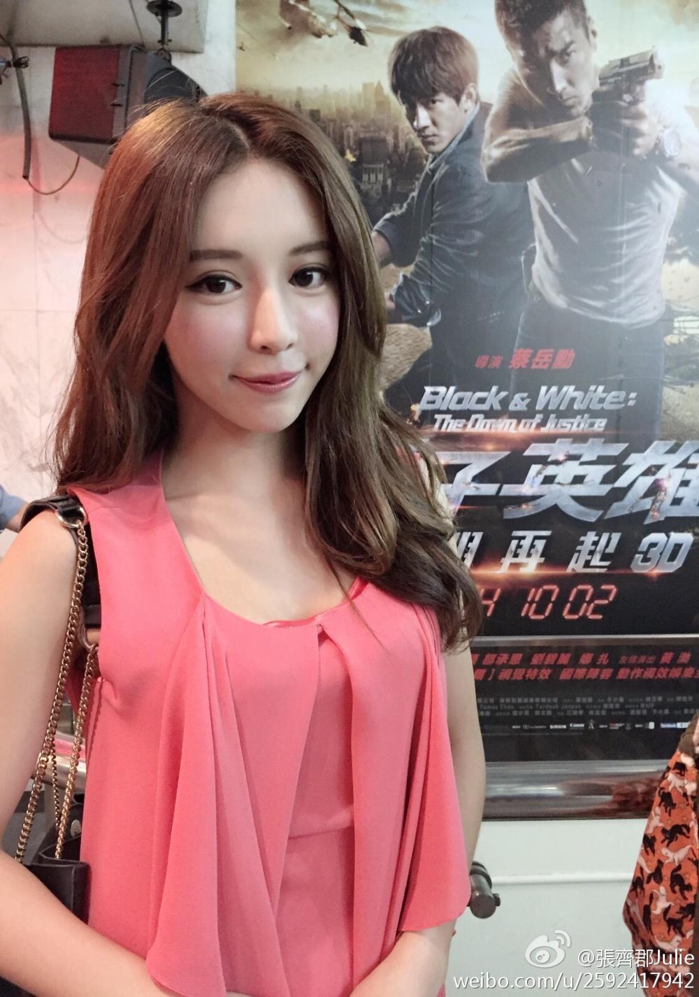 床上制服美女的诱惑