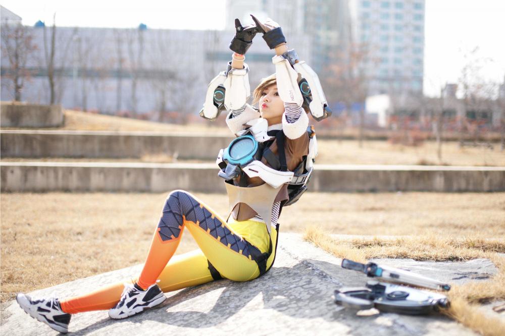 《守望先锋》猎空紧身裤美女高还原度Cosplay