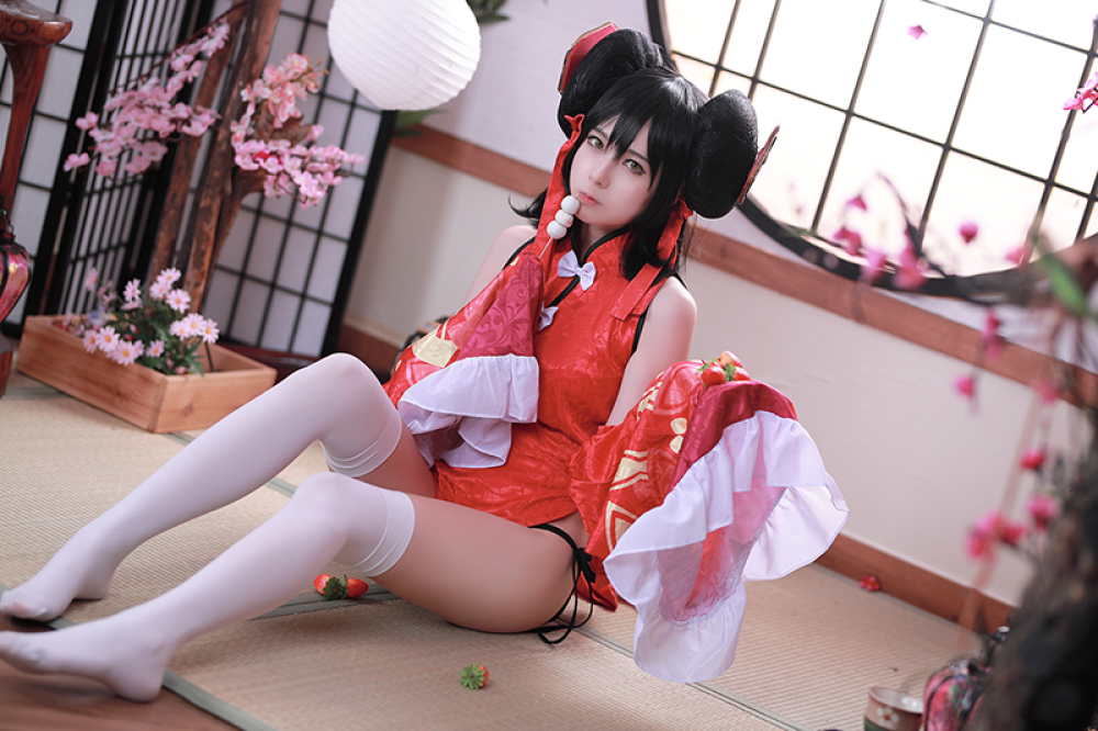 《少女前线》97式性感白丝美腿美女Cosplay