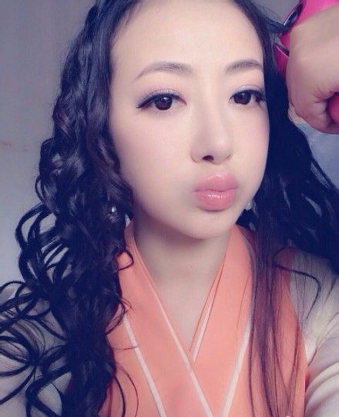 大眼睛美女陈紫函卖萌自拍照
