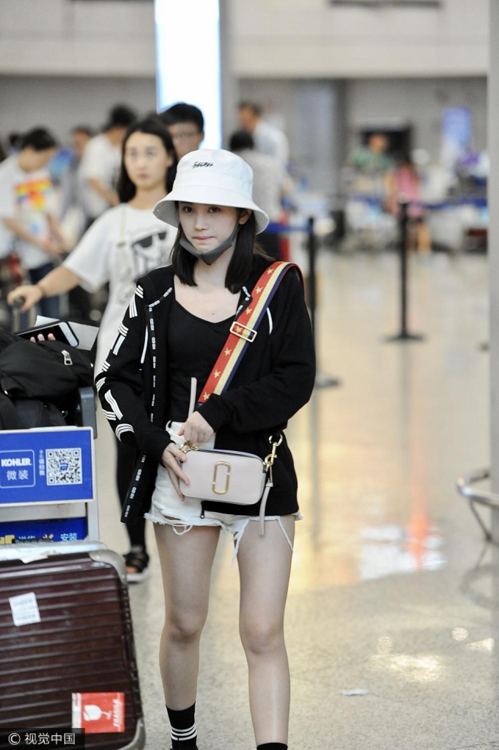 "四千年美女"鞠婧祎休闲范儿现身机场 素颜装扮被拍忙捂脸