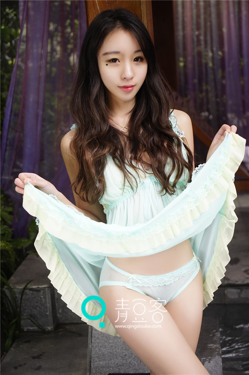 写真女神梓萱Crystal外拍 一双玉腿好迷人