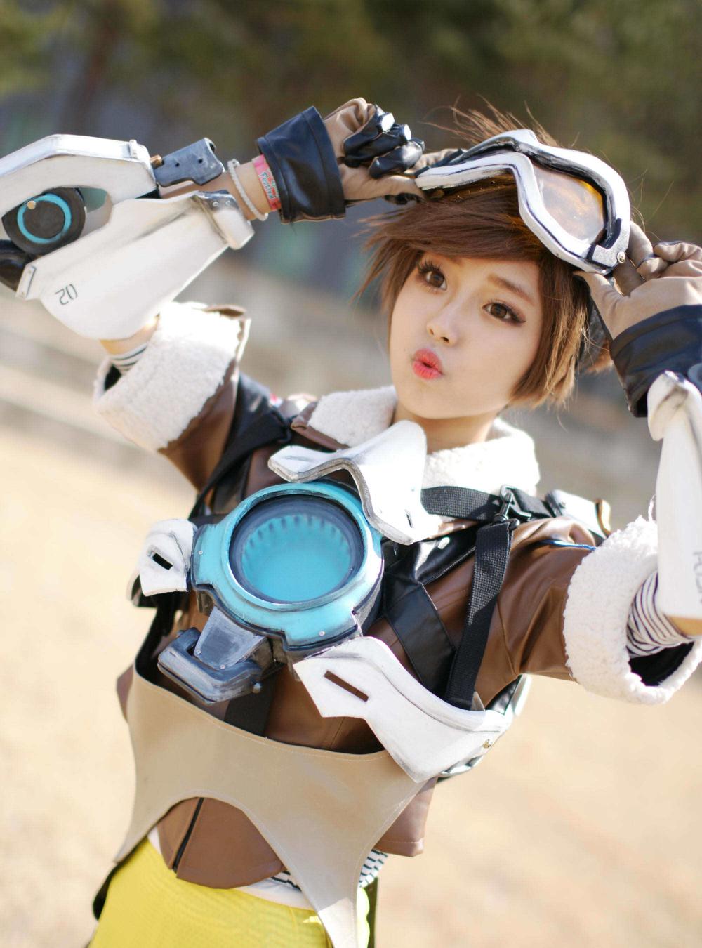 《守望先锋》猎空紧身裤美女高还原度Cosplay