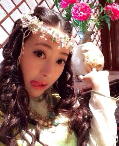 大眼睛美女陈紫函卖萌自拍照