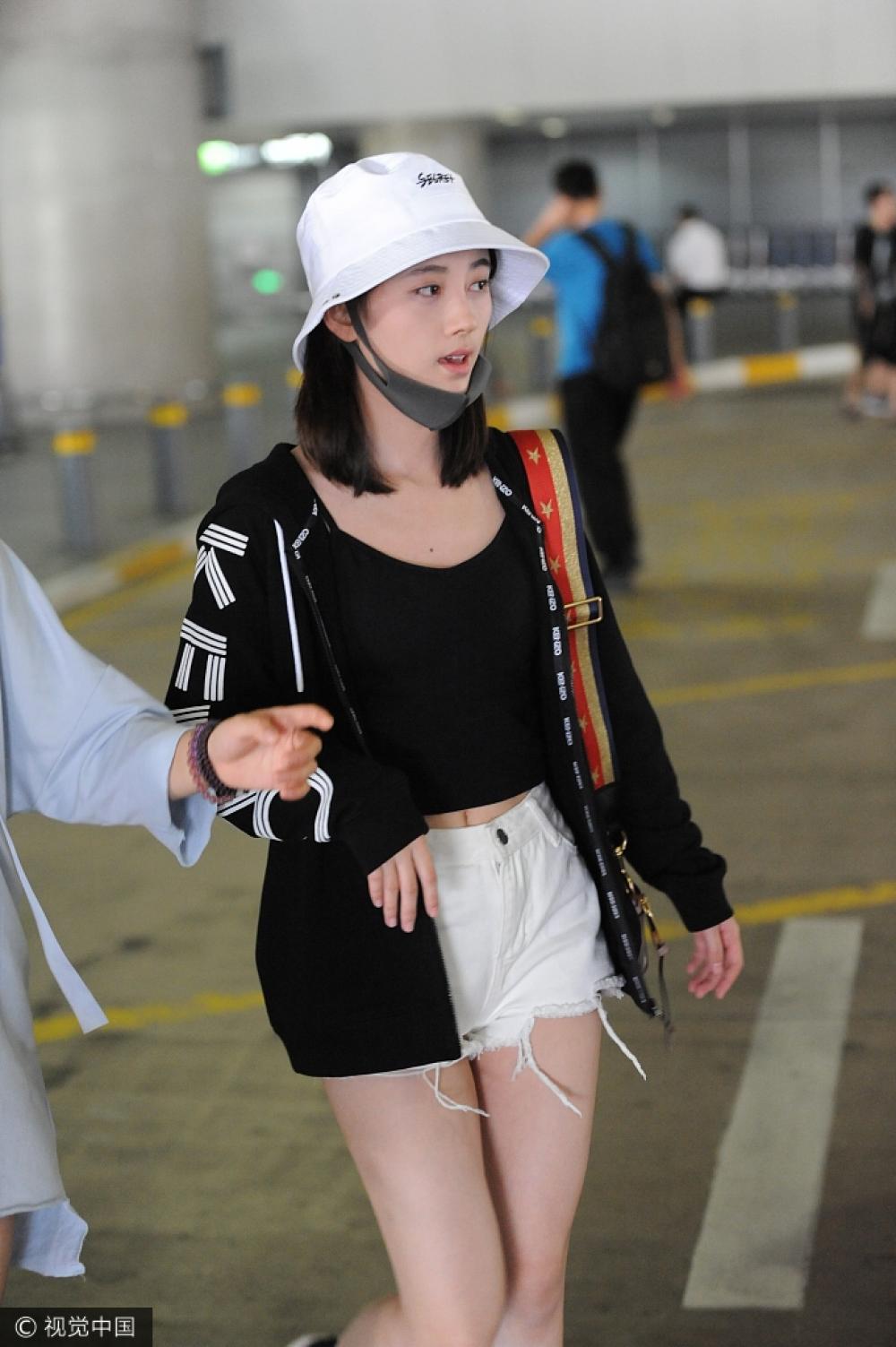 "四千年美女"鞠婧祎休闲范儿现身机场 素颜装扮被拍忙捂脸