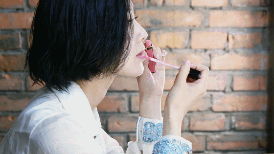 刘诗诗杂志拍摄花絮曝光 短发攻势十足