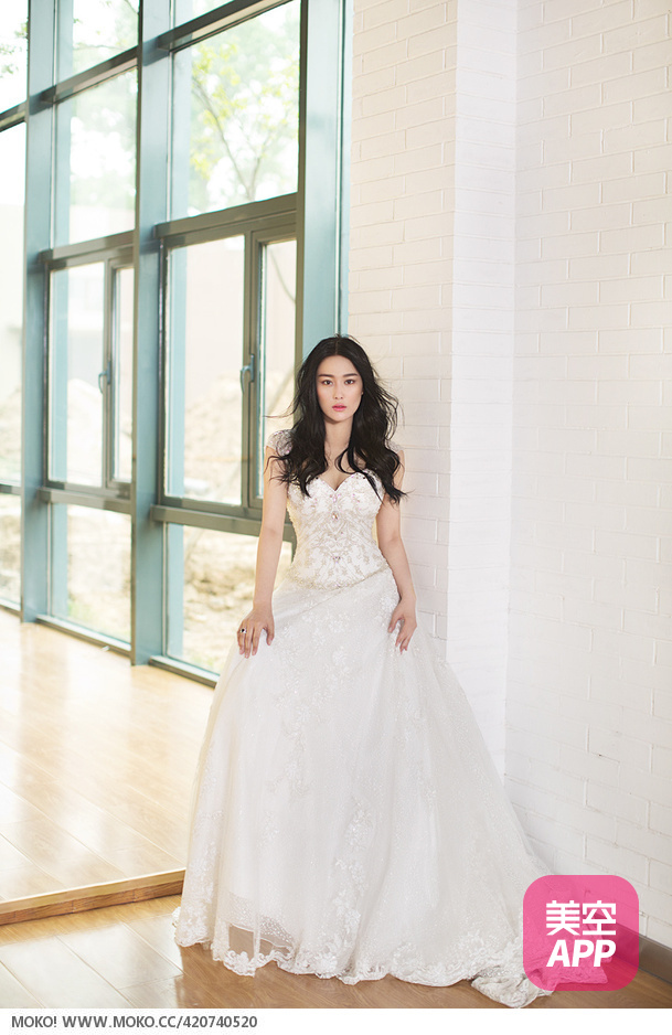 气质美女张馨予唯美婚纱大片曝光 演绎温婉梦幻新娘