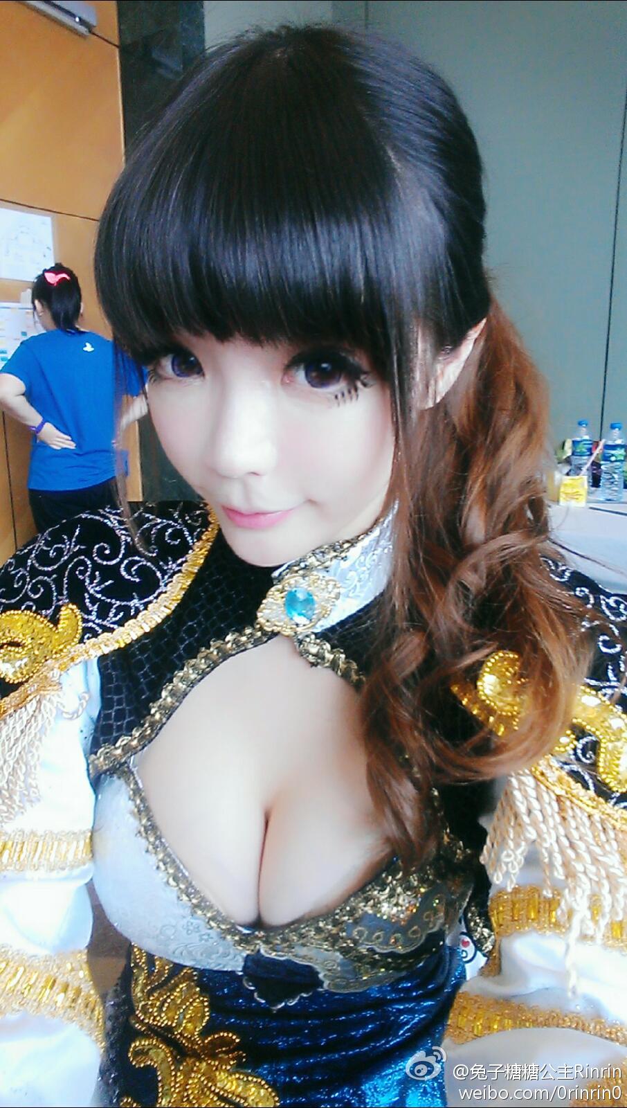 系腰带的紧身短裤美女