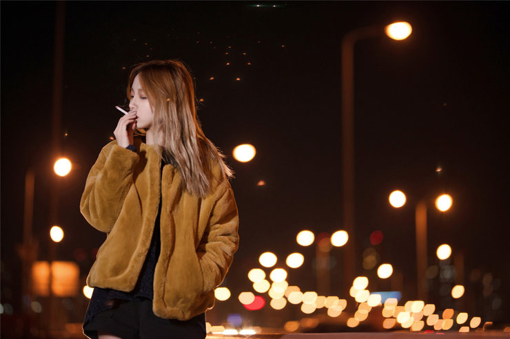 嫩模模夜景美拍 眼神迷离月色