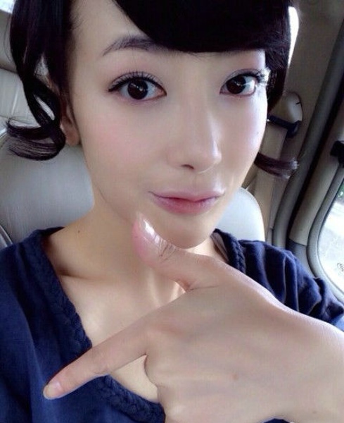 大眼睛美女陈紫函卖萌自拍照