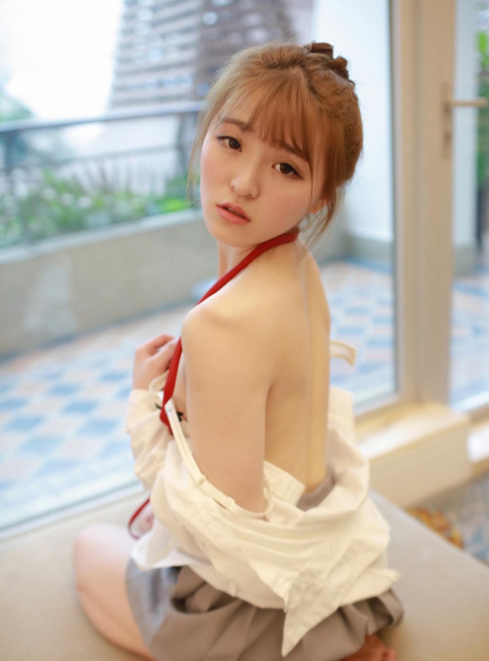 撩人美女伊小七MoMo大尺度裸背写真