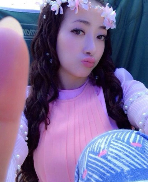 大眼睛美女陈紫函卖萌自拍照