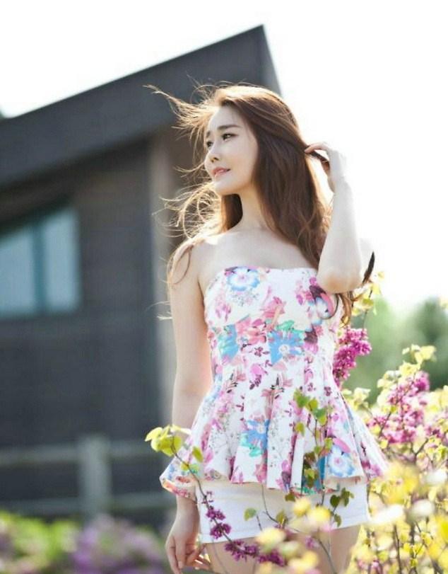 李孝英清纯韩国美女户外清新写真