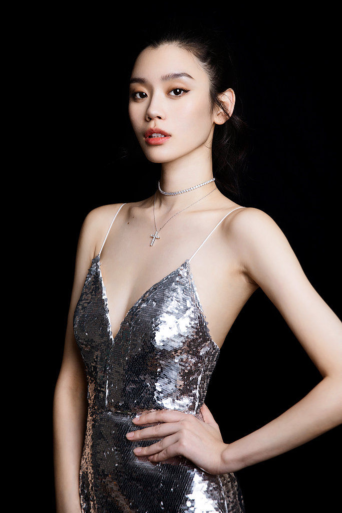 奚梦瑶美背秀骨感美 微光闪烁美眸流转
