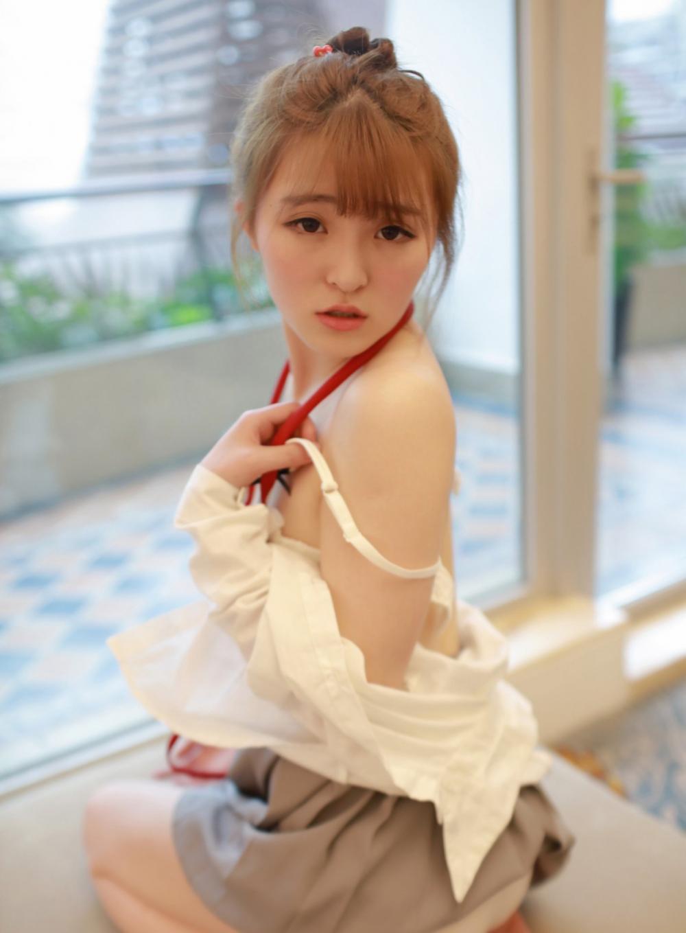 00后萌妹子伊小七MoMo大尺度露骨写真