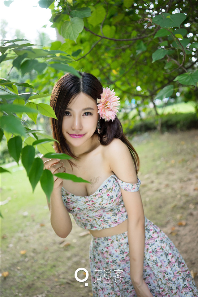 绮里嘉清凉写真曝光 一袭碎花裙展清新美丽